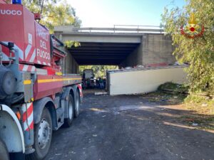 Aci S. Antonio, incidente sulla A18: autista di Paternò vola da un cavalcavia con l’autoarticolato. E’ vivo per miracolo