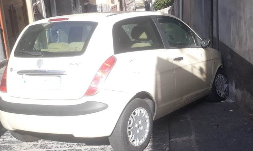 Paternò, tenta di partire “a strappo” ma l’auto va a sbattere lungo via dei Normanni