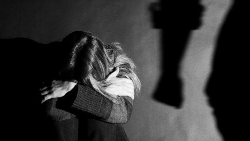 Catania, violenza fisica alla compagna anche in gravidanza: 38enne ai domiciliari con il ‘braccialetto’