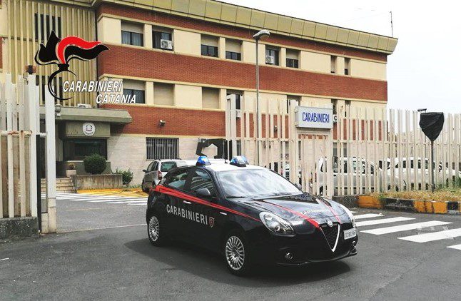 Castiglione di Sicilia, rifiuta di parlare con il fidanzato alticcio e lui tenta di sfondare la porta di casa