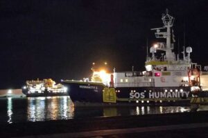 Catania, sbarcano minori e donne dei 179 migranti della nave ‘Humanity 1’. Crosetto: “Coniugate umanità e fermezza”