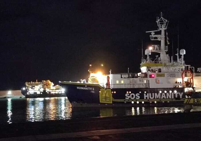 Catania, sbarcano minori e donne dei 179 migranti della nave ‘Humanity 1’. Crosetto: “Coniugate umanità e fermezza”