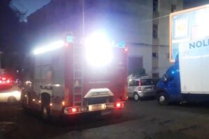 Paternò, ancora fiamme dentro l’ex Albergo Sicilia: la struttura è abbandonata da anni