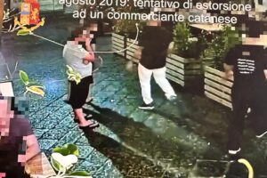 Catania, operazione “Sabbie mobili” contro il clan mafioso di Lineri che taglieggia i commercianti: decine di misure cautelari (VIDEO)