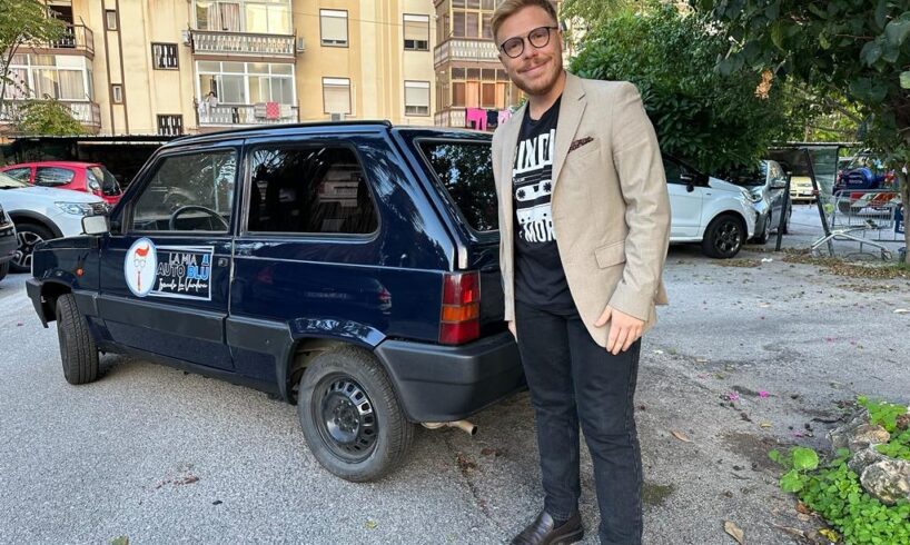 La Vardera arriva all’Ars con la ‘Panda auto blu’: “Serve a ricordare che i veri problemi sono fuori dal Palazzo”