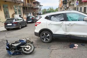 Paternò, scontro tra scooter e Suv tra le vie Cunsolo e Bellia: 18enne trasportato in elicottero al ‘Trauma Center’ del Cannizzaro