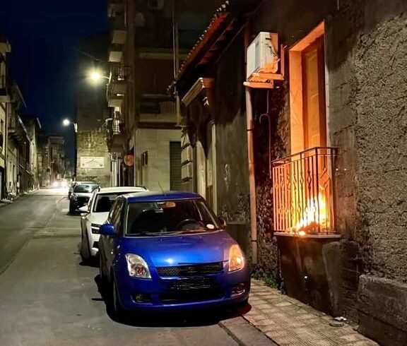 Belpasso, fiamme davanti al portone d’ingresso del ‘Centro Solida’: “Molestatori della civiltà”