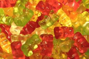 Trova un assegno di 4 milioni del gigante del dolce Haribo e lo restituisce: lo ringraziano con 6 pacchi di caramelle gommose