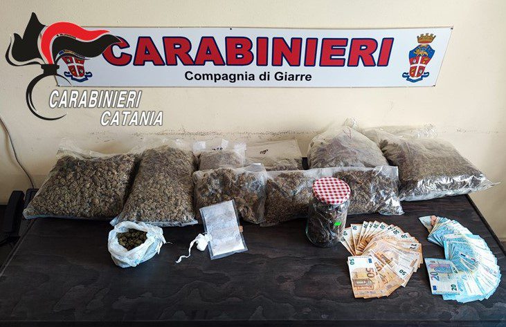 Giarre, fugge al posto di blocco e lancia borsello con droga: 18enne arrestato