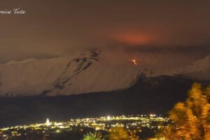 Etna colata lavica da una nuova bocca a quota 2800 metri: avanza verso Valle del Leone