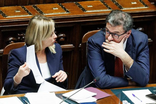 Governo, mix di aiuti nella manovra da 32 miliardi: bollette, pensioni, Iva e anche il Ponte sullo Stretto