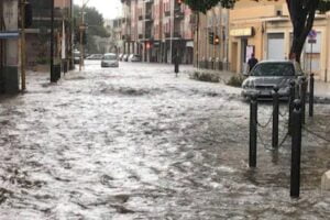 Meteo, è arrivata la bufera: alberi caduti e tetti scoperchiati. Da nord a sud lavoro straordinario delle forze di soccorso