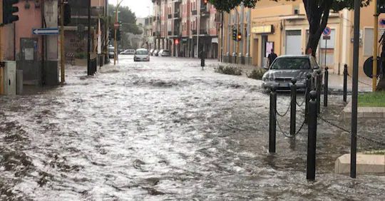 Meteo, è arrivata la bufera: alberi caduti e tetti scoperchiati. Da nord a sud lavoro straordinario delle forze di soccorso