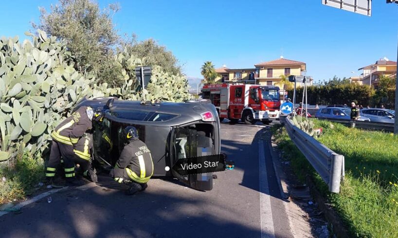 Motta S. Anastasia, Fiat 500 guidata da una donna ribalta sulla SS 121: lei è in ospedale