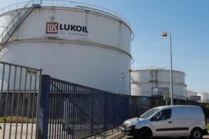 Cdm approva il decreto “salva Lukoil”. Meloni: “Si tutela nodo strategico e lavoro 10mila persone”