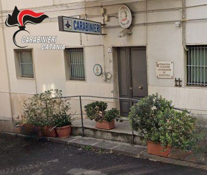 Aci Catena, 43enne evade dai domiciliari e va a rubare un’auto a due passi da casa: di nuovo agli arresti casalinghi