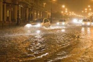 Maltempo, bomba d’acqua nel Messinese: chiuso tratto della Pa-Me. In tanti bloccati dentro l’auto