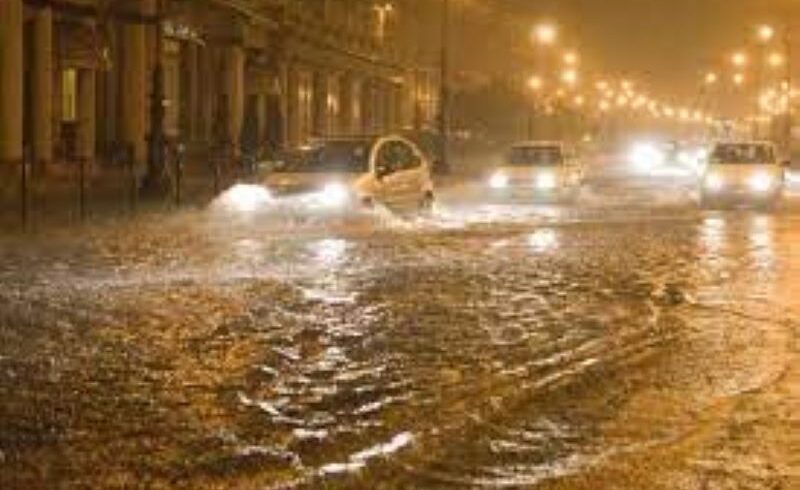 Maltempo, bomba d’acqua nel Messinese: chiuso tratto della Pa-Me. In tanti bloccati dentro l’auto