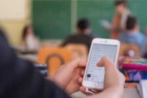 Scuola, il ministro prepara circolare per vietare i cellulari in classe: non cin saranno sanzioni