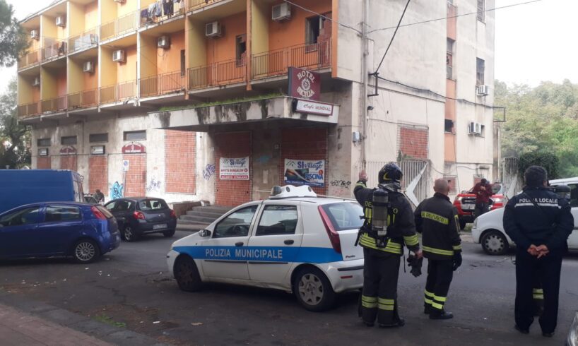 Paternò, nuovo incendio nell’ex Albergo Sicilia: ora è una dimora per i “senzatetto”