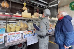 Biancavilla, controlli nel mercato rionale di Forestale e Asp: sequestrati oltre 250 kg di formaggio. Sanzioni per 7500 euro