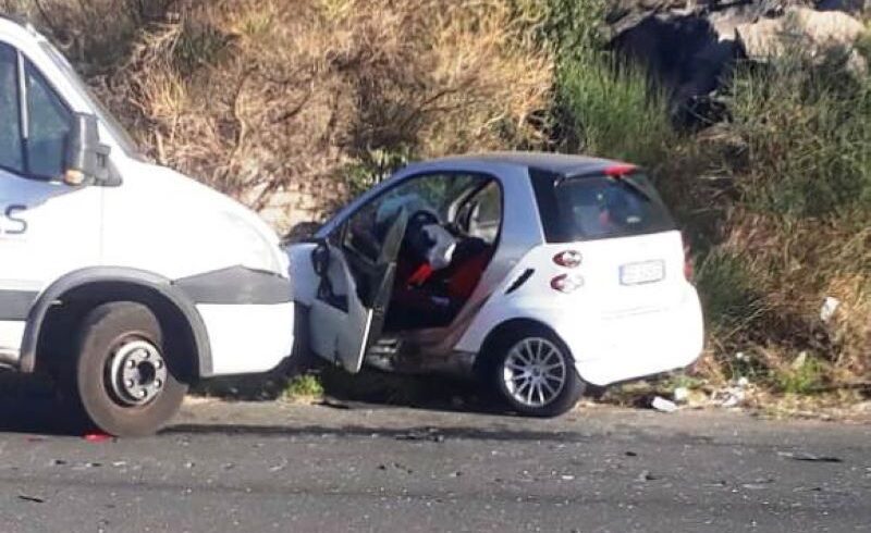 Belpasso, scontro tra due auto a Piano Tavola: una 30enne in gravi condizioni