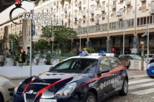 Catania, ruba profumo dal negozio e tenta la fuga: arrestato 26enne di Paternò