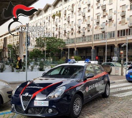 Catania, ruba profumo dal negozio e tenta la fuga: arrestato 26enne di Paternò