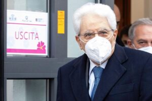 Mattarella ha il Covid: asintomatico tranne qualche linea di febbre. La Meloni gli augura pronta guarigione