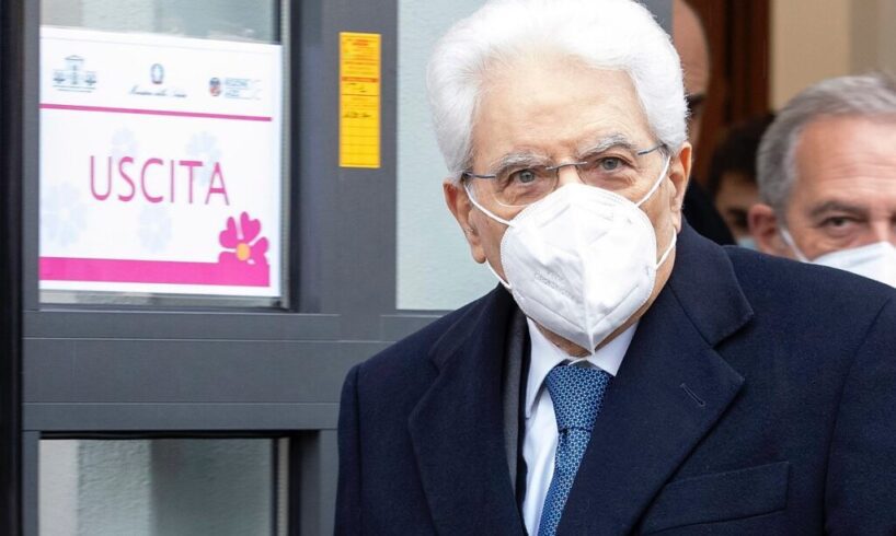 Mattarella ha il Covid: asintomatico tranne qualche linea di febbre. La Meloni gli augura pronta guarigione