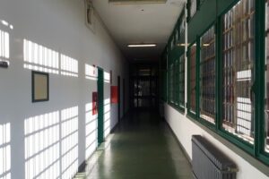 Acireale, due reclusi del carcere minorile danno fuoco alla cella: 5 agenti al Pronto Soccorso per intossicazione da fumo