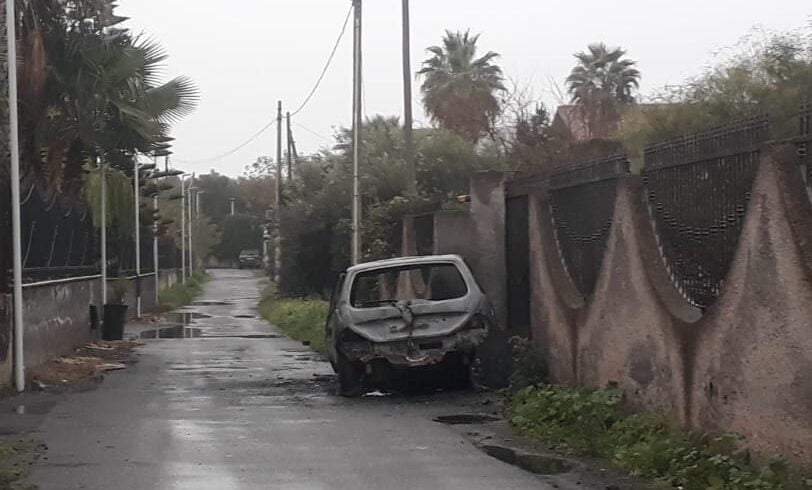 Belpasso, auto s’incendia nella notte in via Piave: forse a causa di un guasto