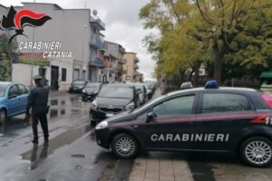 Catania, da auto ad auto per spacciare la droga: 28enne arrestato