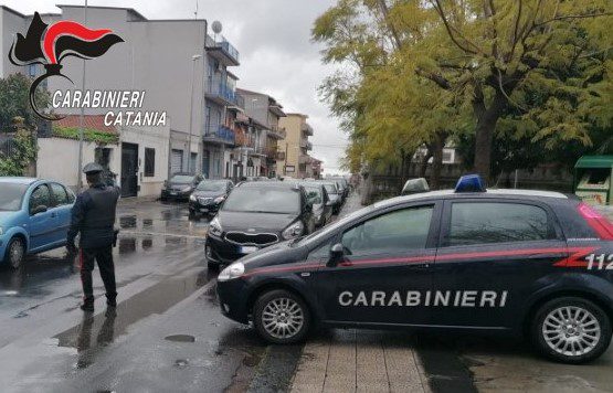 Catania, da auto ad auto per spacciare la droga: 28enne arrestato