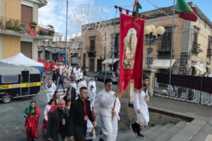 Belpasso, fede e tradizione per la festa di S.Lucia: domenica fuochi e cantata in Piazza Duomo