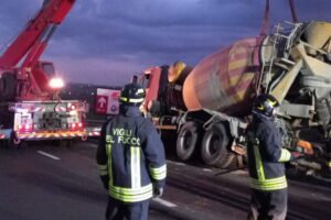 Belpasso, sulla SS121 betoniera finisce fuori strada su una scarpata: traffico in tilt