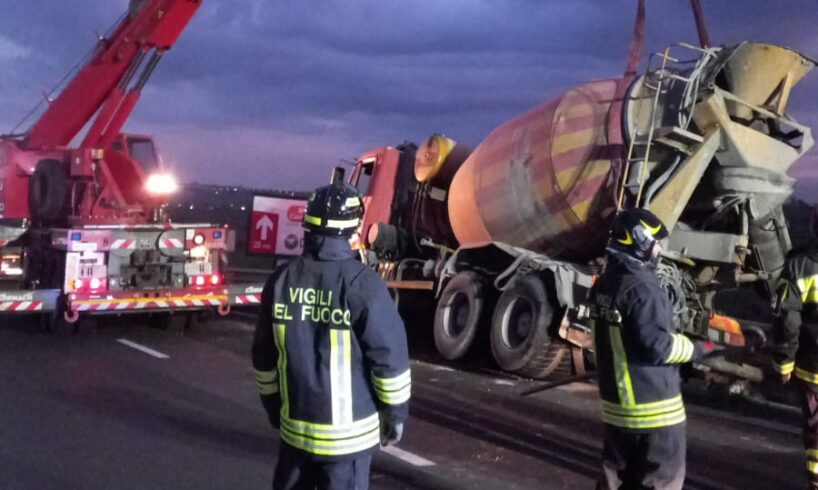 Belpasso, sulla SS121 betoniera finisce fuori strada su una scarpata: traffico in tilt