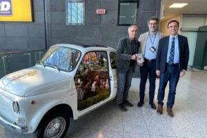 Catania, in aeroporto presepe di Caltagirone allestito dentro una Fiat 500 d’epoca: è dedicato a Giovanni Paolo II