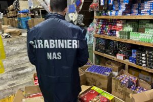 Catania, maxisequestro dei Carabinieri Nas di pistacchio fresco invaso da larve: in un garage condominiale scoperto laboratorio per la carne