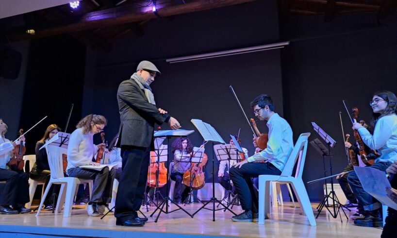 Ragalna, emozioni al Concerto di Natale con i giovani musicisti dell’orchestra ‘Falcone e Borsellino’: al Teatro Palmento