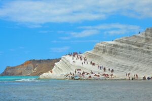 A Capodanno un tuffo collettivo alla Scala dei Turchi: l’iniziativa dell’associazione Mareamico