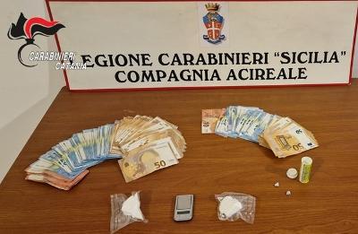 Aci Catena, droga in tasca e nell’accappatoio di casa: 27enne arrestato in flagranza