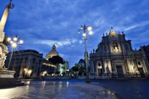 Catania, in Piazza Duomo niente bastoni per i selfie e mezzi contundenti: ordinanza del commissario