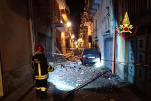 Adrano, via Archimede interdetta al traffico dopo esplosione bombola: edifici danneggiati dalla deflagrazione (VIDEO)