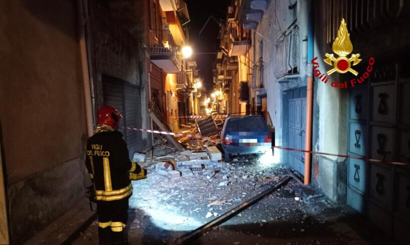 Adrano, via Archimede interdetta al traffico dopo esplosione bombola: edifici danneggiati dalla deflagrazione (VIDEO)