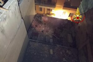 Adrano, via Archimede interdetta al traffico dopo esplosione bombola: edifici danneggiati dalla deflagrazione (VIDEO)
