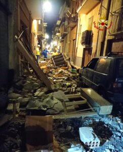 Adrano, via Archimede interdetta al traffico dopo esplosione bombola: edifici danneggiati dalla deflagrazione (VIDEO)
