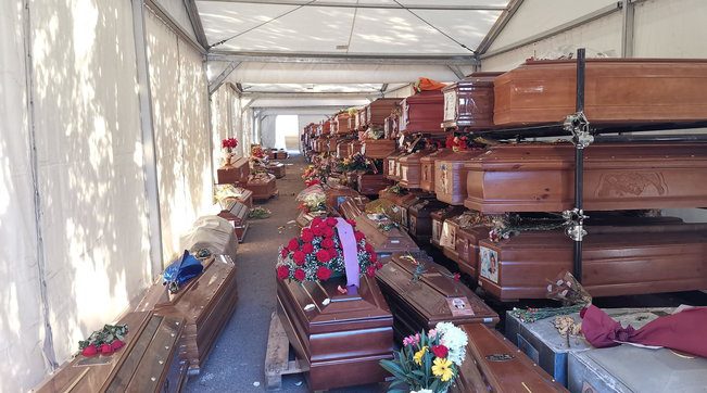 Palermo, la vergogna infinita del Cimitero dei Rotoli: oltre mille i morti insepolti. E i familiari portano in altre città le salme