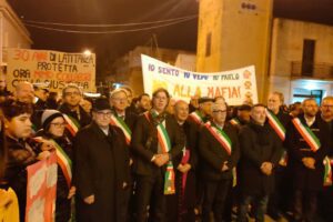 Messina Denaro, corteo antimafia: “La Sicilia è nostra e non di Cosa nostra”. E il sindaco di Campobello lancia una lanterna come simbolo di rinascita