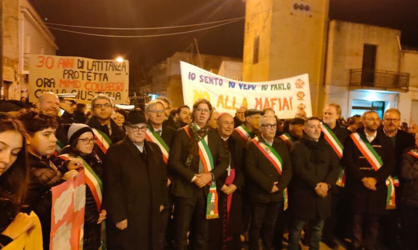 Messina Denaro, corteo antimafia: “La Sicilia è nostra e non di Cosa nostra”. E il sindaco di Campobello lancia una lanterna come simbolo di rinascita